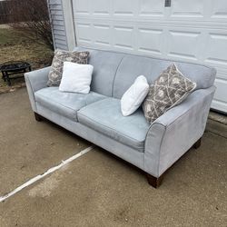 🛋️ Light blue Sofa (FREE Delivery!)
