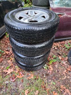 4 like new 235/70/16 tires and alloy wheels 2004 Honda Pilot