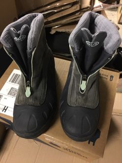 Columbia size 6 snow boots