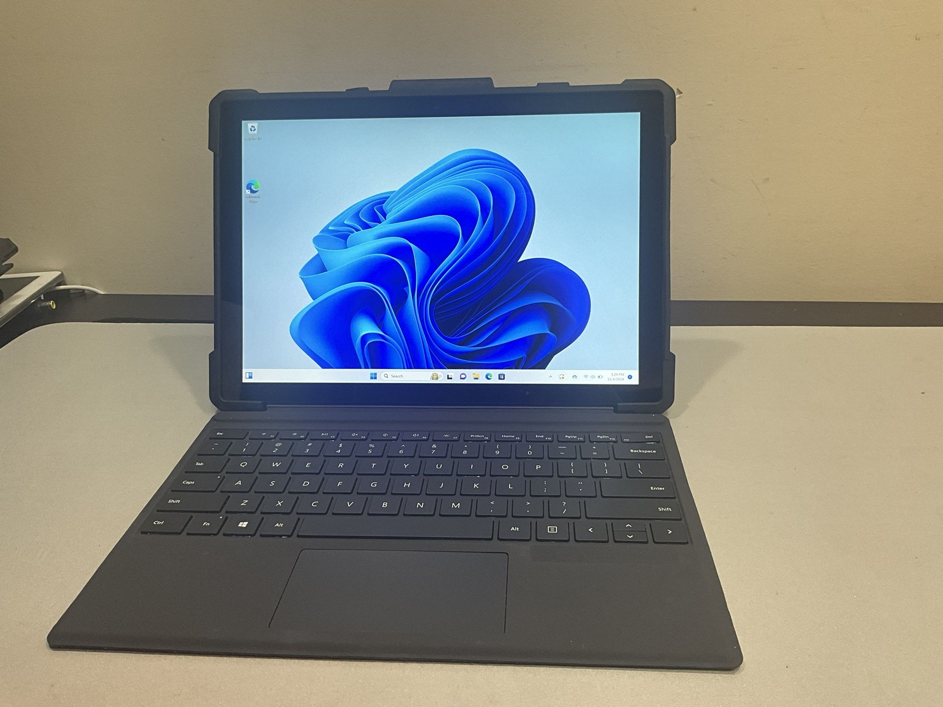 Microsoft Surface Pro 7+ plus 12.3" Intel Core i7-1165G7 2.80GHz 16GB 512GB SSD Specifications: Model: Microsoft Surface Pro 7+ Screen: 12.3" Touchs