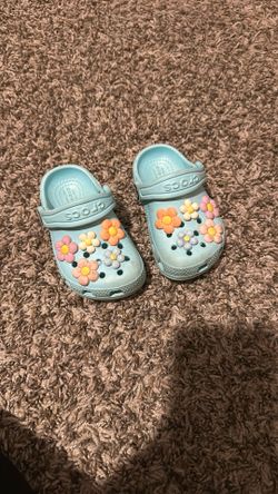 Daisy Crocs Size 6