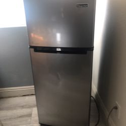 Magic Chef Apartment Size Refrigerator HMDR450SE