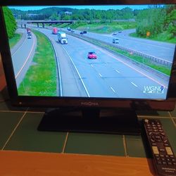 Digital Flat-screen TV/Monitor with Matching Remote 