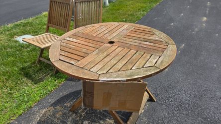 Free outdoor table and chairs