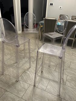 4 sillas como para una barra o un porche