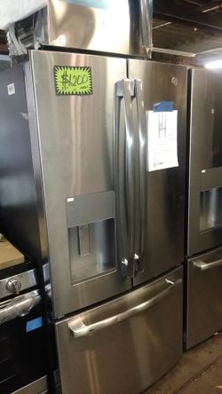 New 33" GE French Door Fridge (Scratched/ dented)