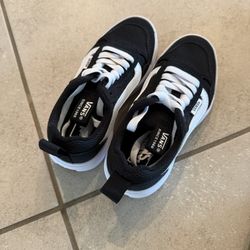 New  Vans Kids Old Skool Lace-Up Sneakers (Black/White) size 12.5c  