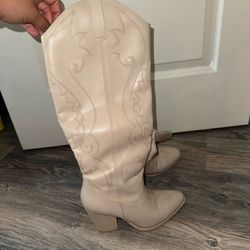 Western boots in cream