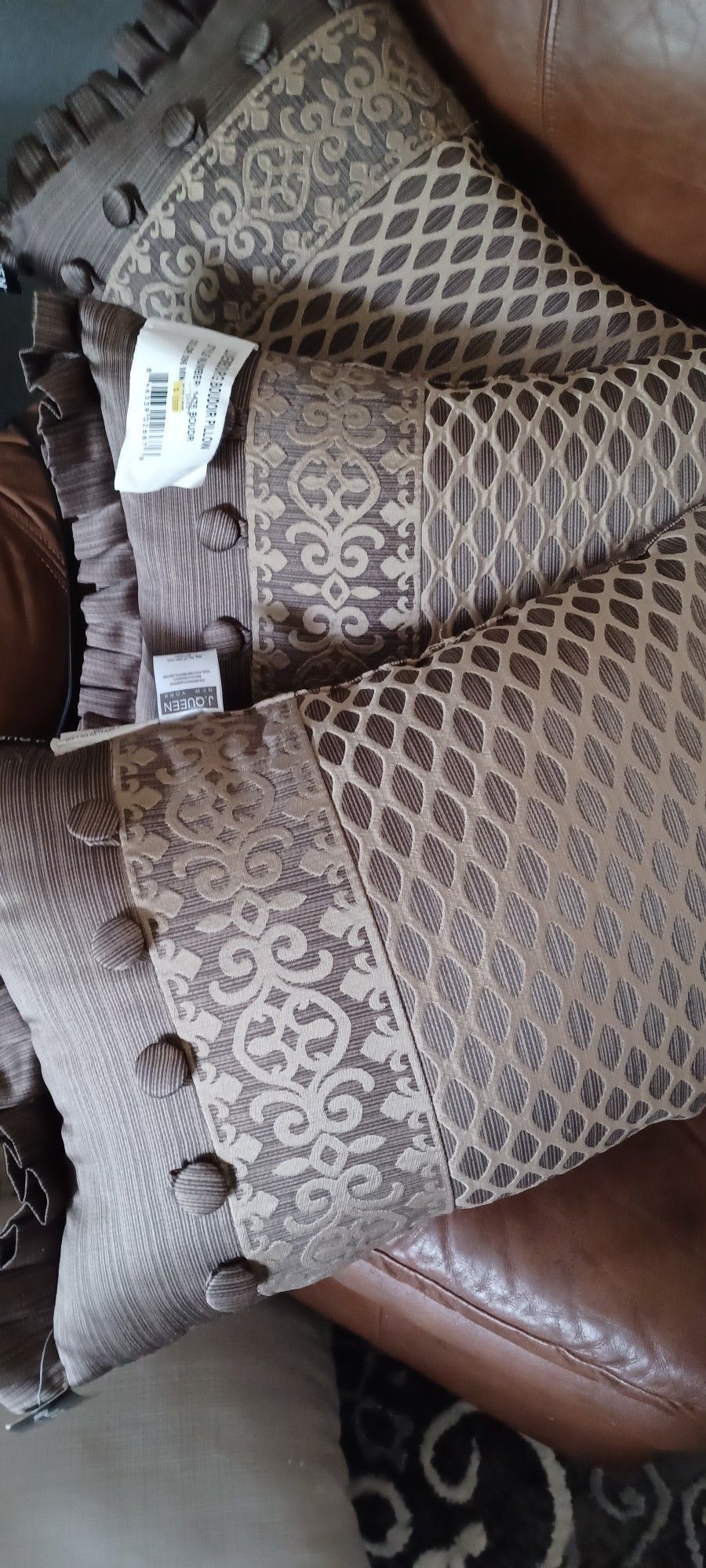 3 J Queen Pillows for Sale in Lynnwood, WA OfferUp