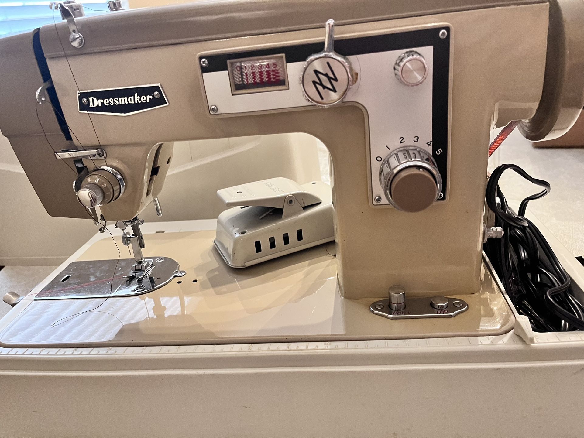 Vintage Dressmaker Sewing Machine for Sale in Temecula, CA OfferUp