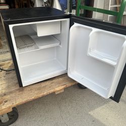Hisense Black Mini Fridge – Model RR17D6ABE – Works Great