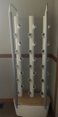 Gardyn Hydroponic system with 3 vertical/2 lights