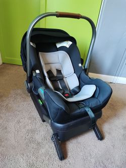 Infant car seat and base. Asiento y base de carro para infantes.