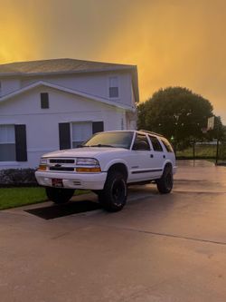 2003 Chevy blazer lifted on 31s brand new tires