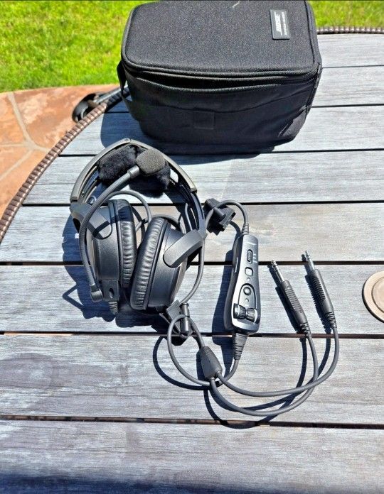 Bose A20 Aviation Headset with Bluetooth and Dual Plug Cable - Black Like New