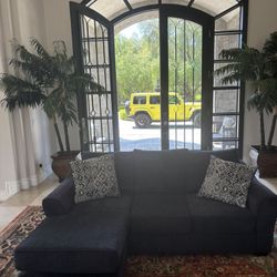 Reversible Black L Shape Comfy Couch. 