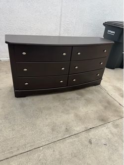 6 drawer brown dresser with 2 nightstands!