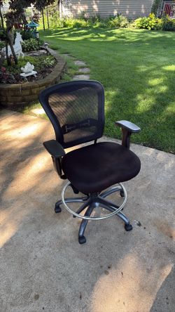Hydraulic desk chair