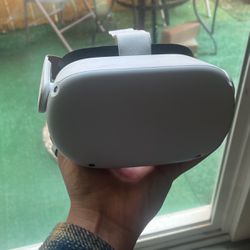 Oculus Quest 2 + Charger Station And rechargeable Batteries 