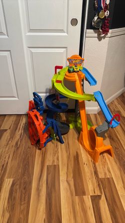 2 Hot wheel tracks w/cars