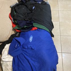 Un Lote De Ropa Para Hombre