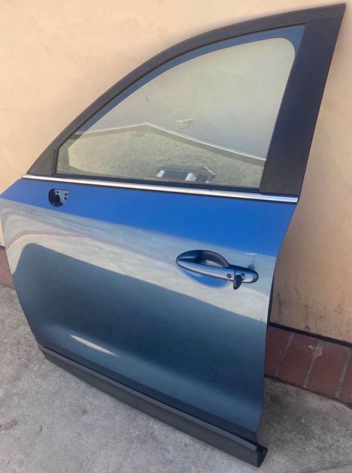 2017-2022 Mazda CX-5 front door left side driver side .The glass is cracked.I also have the rear driver door, Mazda CX5 2017 2018 2019 2020 2021 2022