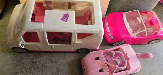Girl play cars