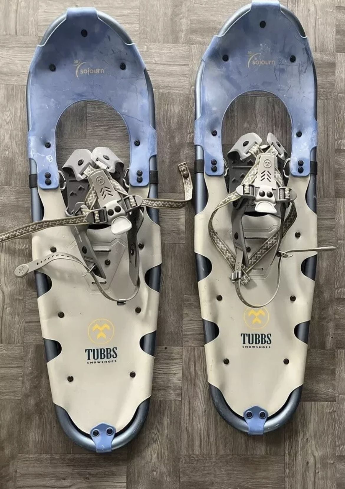Snowshoes Pair Set 32in TUBBS SOJOURN 9x32 Backcountry Blue Colored