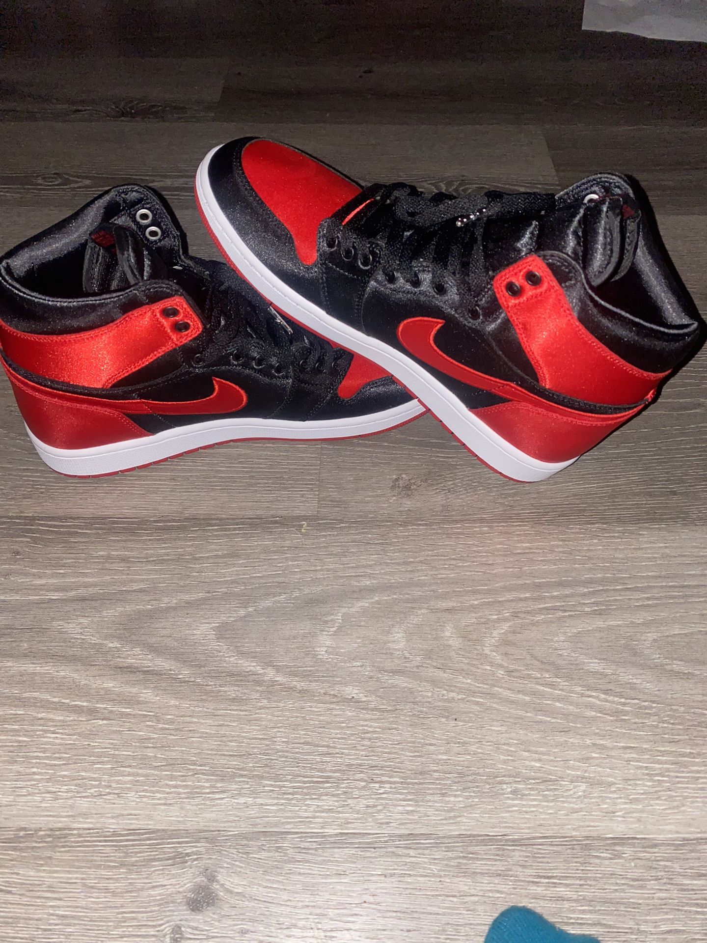 Air Jordan 1 High OG "Satin Bred"