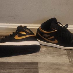 Boys Air Jordan 1s Black And Gold Size 6y