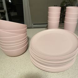 Lg Hard Plastic Dinnerware Set ( Great For bBQ's