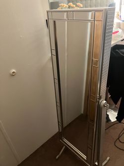 Standing mirror