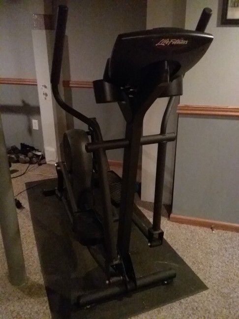 life fitness x3 whisper stride elliptical