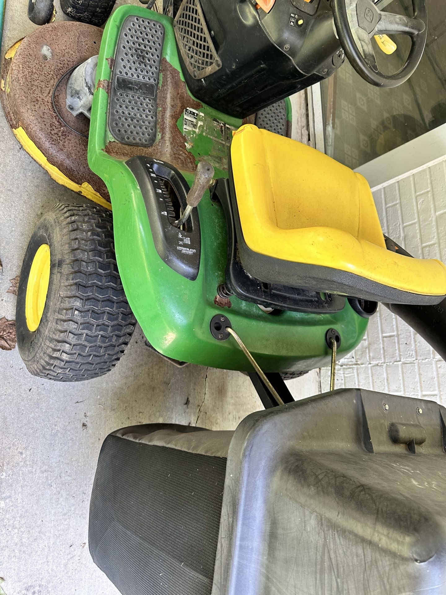 John Deere LA105 Lawnmower