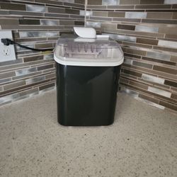 Ice Maker Almost New
