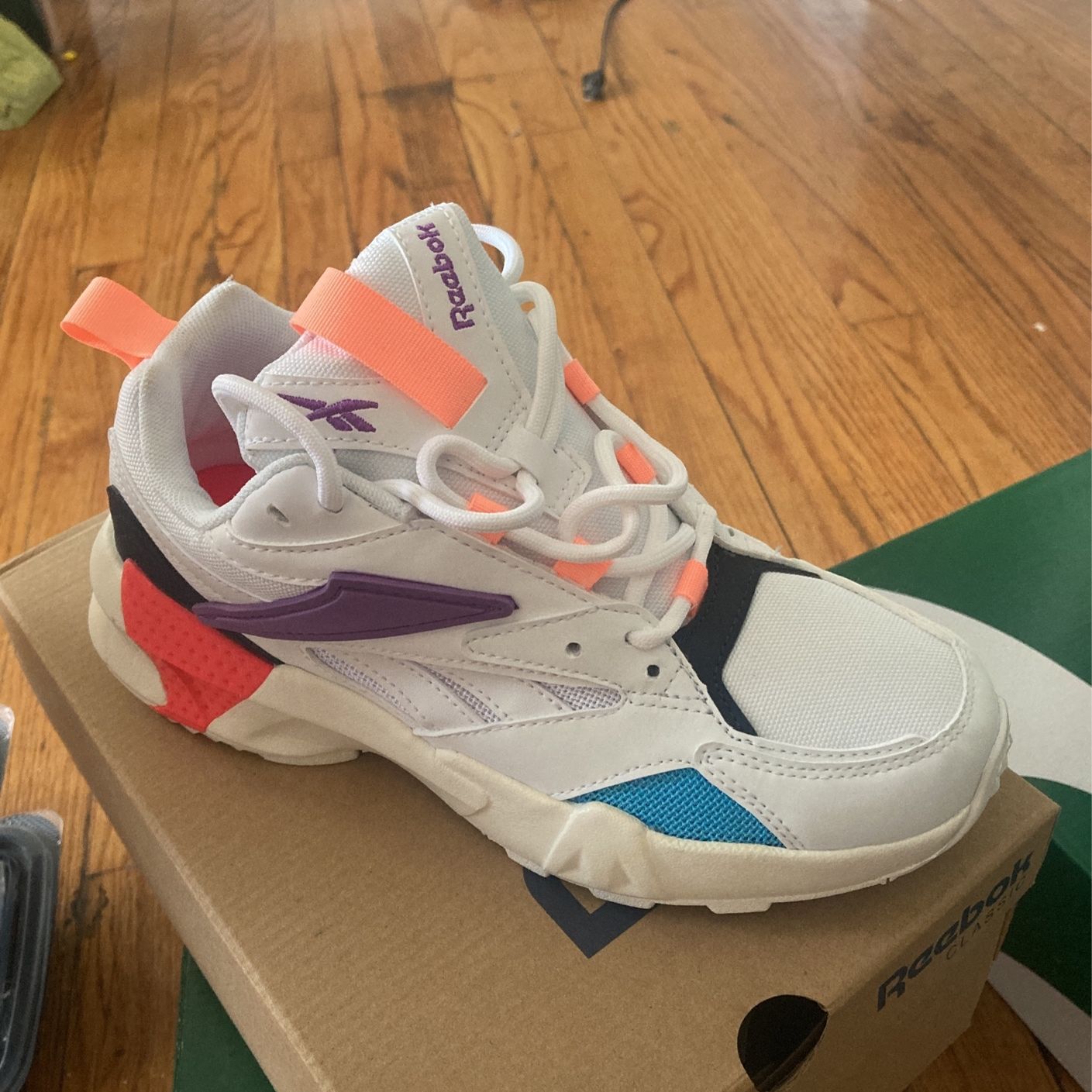 New Reebok Women Sz 6