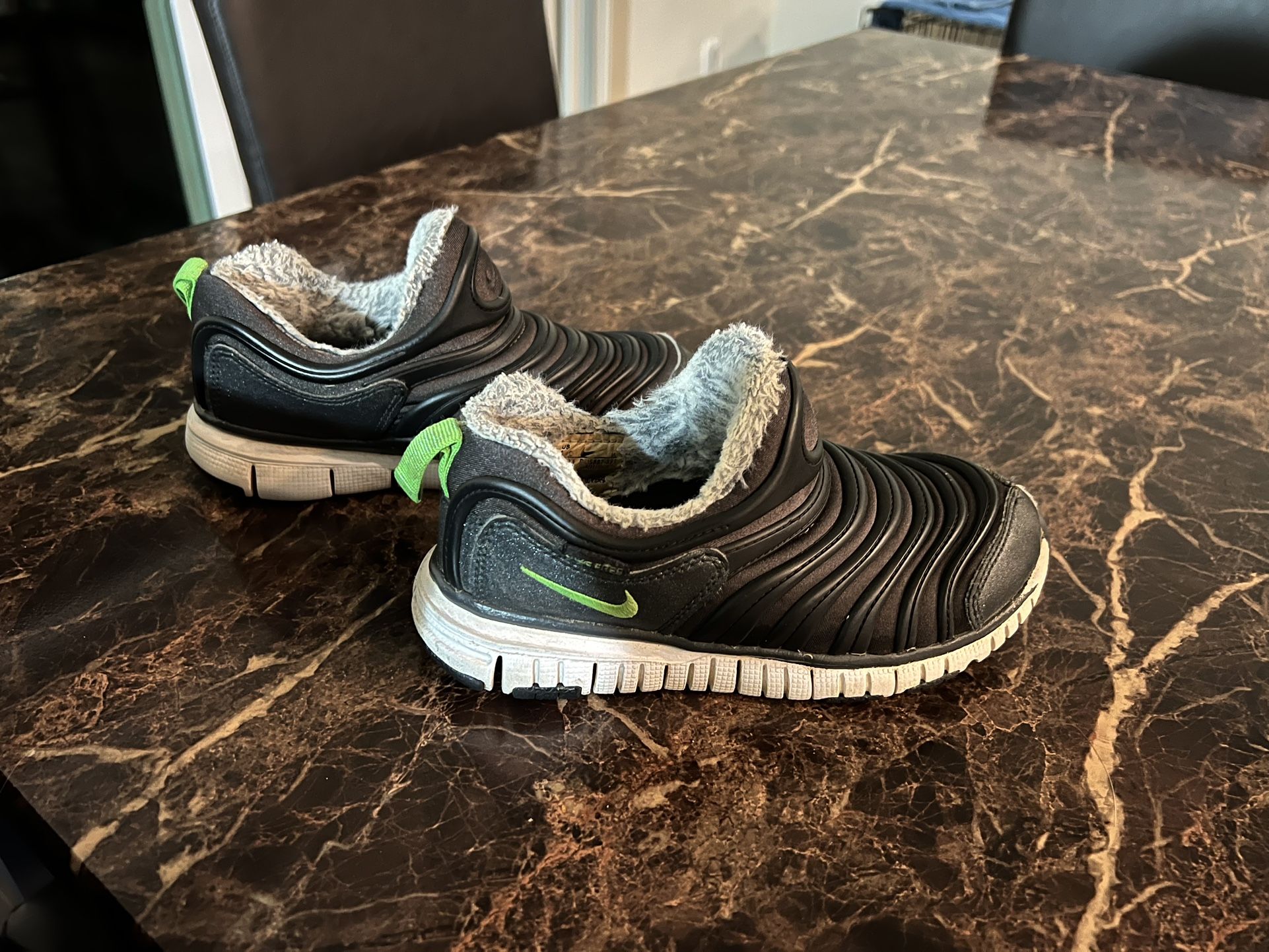 Nike Dynamo Free Se Green Strike Kids Boys Shoes Size 13C