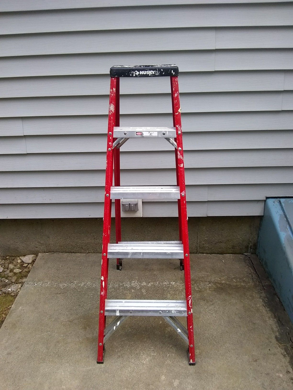 Husky 5 ft fiberglass ladder