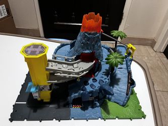 Matchbox Cars Playset, Action Drivers Volcano Escape with, Kid- & Car-Activated Features, "Lava" Explosion