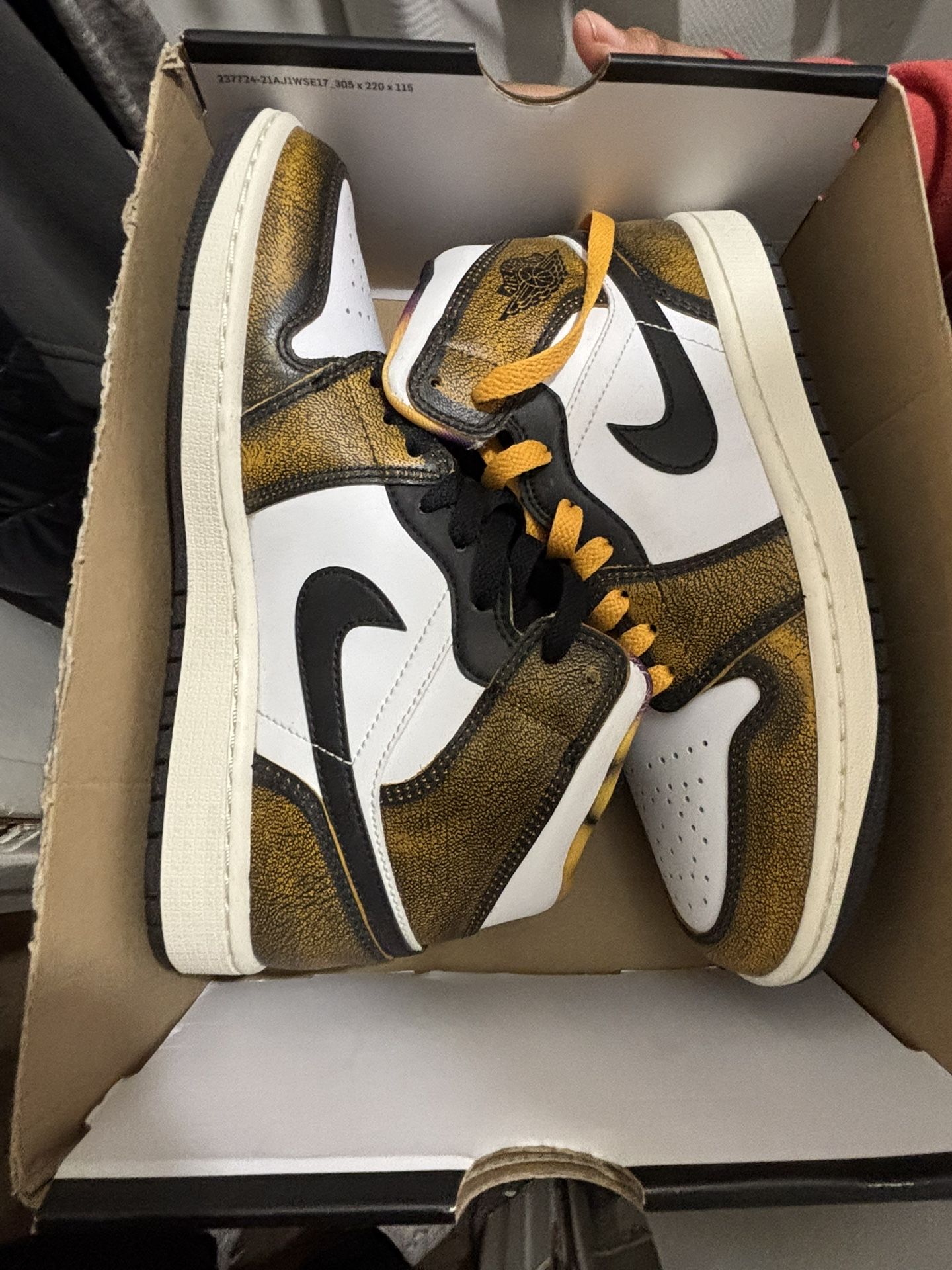 AIR JORDAN 1 MID SE 7.5