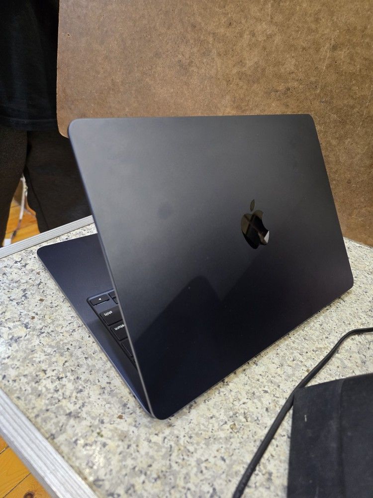 Apple MacBook M2 (2023) – Excellent Condition