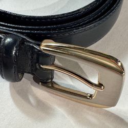 NWOT Unbranded women’s Navy blue belt sz 1X- has a silver/gold tone buckle