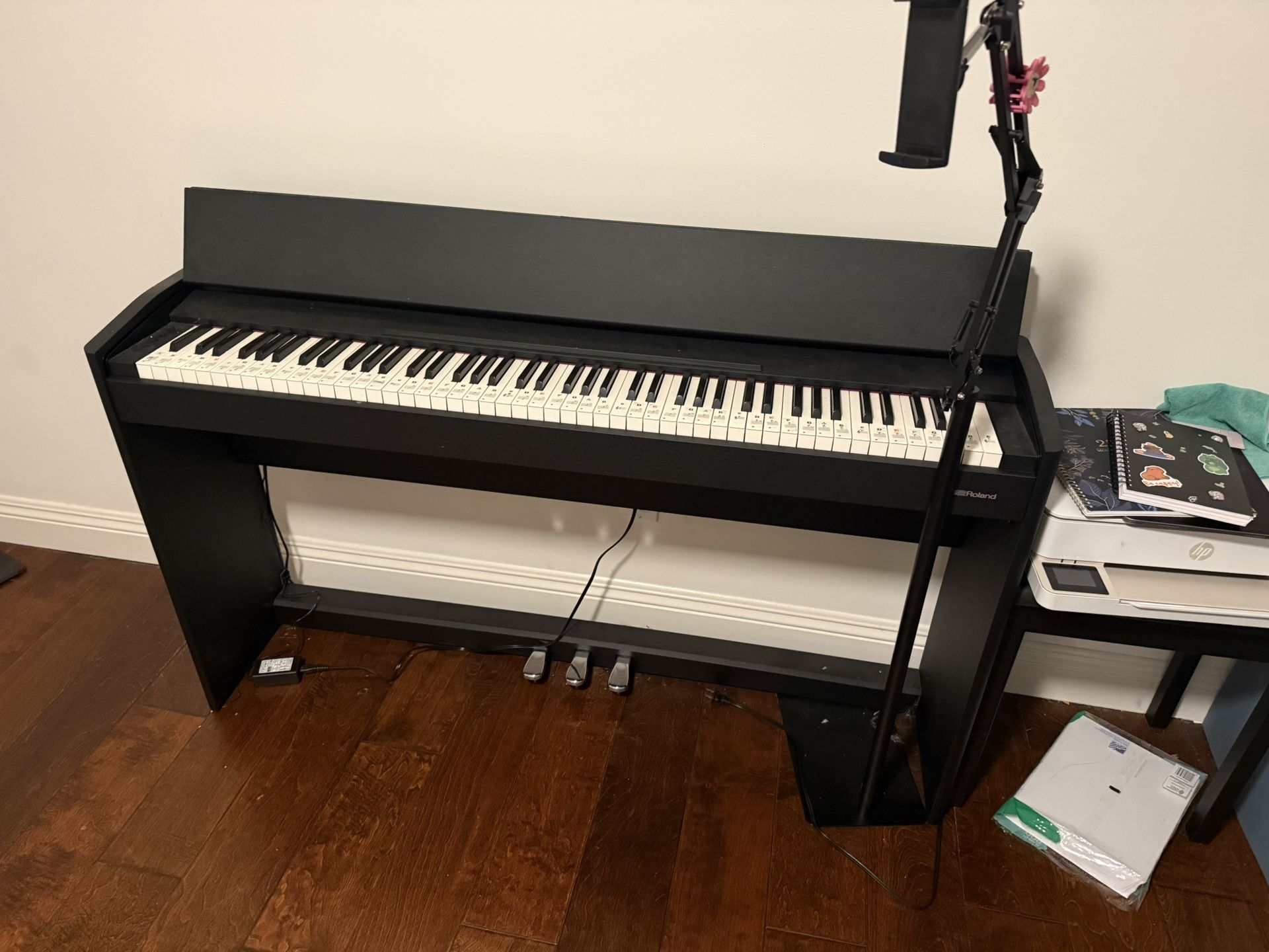 Roland F-107 Electric Piano Bundle