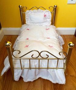 AMERICAN GIRL DOLL SAMANTHA'S BRASS BED & BEDDING for