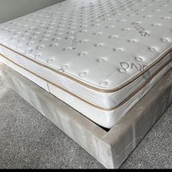 Saatva Classic King Mattress – Luxury Firm – Like New