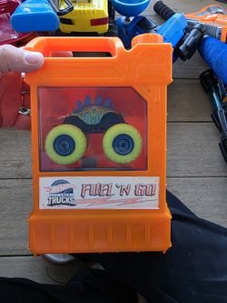 Hot Wheels Monster Trucks Fuel 'N Go Play Set