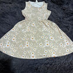 Love Maddie Girls Size 10 Beige Dress Daisy Pattern W/Pockets *All items buy one get one for $1*