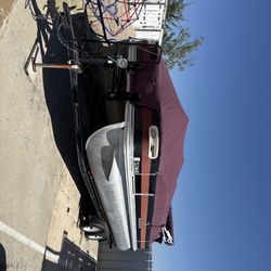 25’ Bennington Pontoon boat