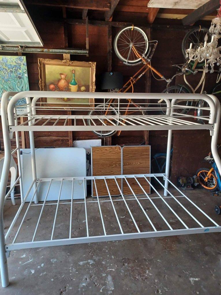 Tv 32" Bunk Bed And Lawnmower