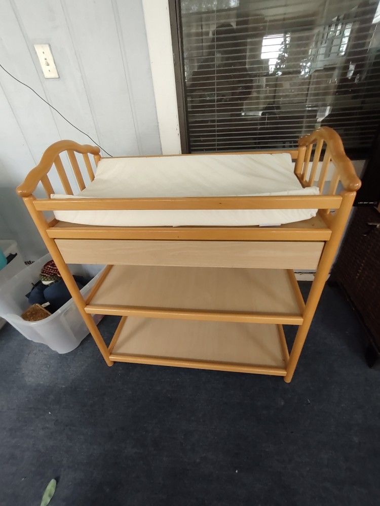 Changing Table With 8 Pad Covers